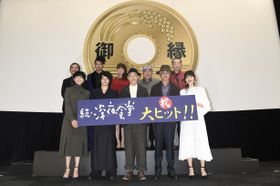 「続・深夜食堂」の舞台あいさつに登壇した小林薫(写真中央)ら