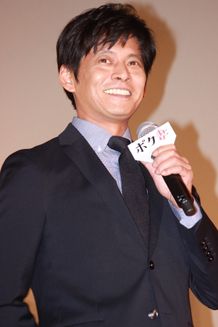 妻子役の吉田羊と込江海翔と笑顔で談笑した織田裕二