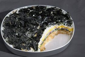 「ネオ屋台村」で配られるレシピは、五重構造が特徴的な「小巻風のり弁」