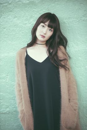 映画『種まく旅人～夢のつぎ木～』で高梨は市役所勤めをしながら、実家の畑で桃を育てるヒロイン・片岡彩音を演じる