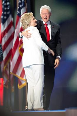 ヒラリーはパンツスーツ姿で大統領選に臨んでいた