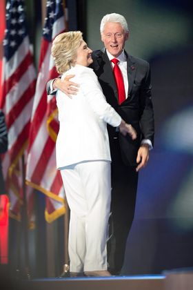 ヒラリーはパンツスーツ姿で大統領選に臨んでいた