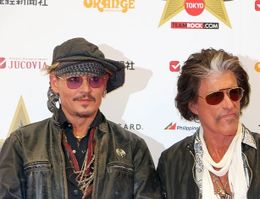 「ハリウッド・ヴァンパイアーズ」のメンバー、ジョー・ペリーとフォトセッションを行うジョニー・デップ