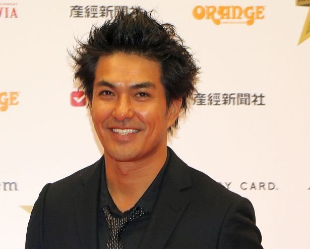 レッドカーペットには俳優の北村一輝も登場