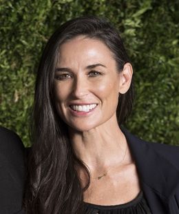 とても50代には見えない若々しさが絶賛されているデミ