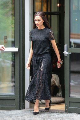 かなり高いヒールを履いて外出するヴィクトリア