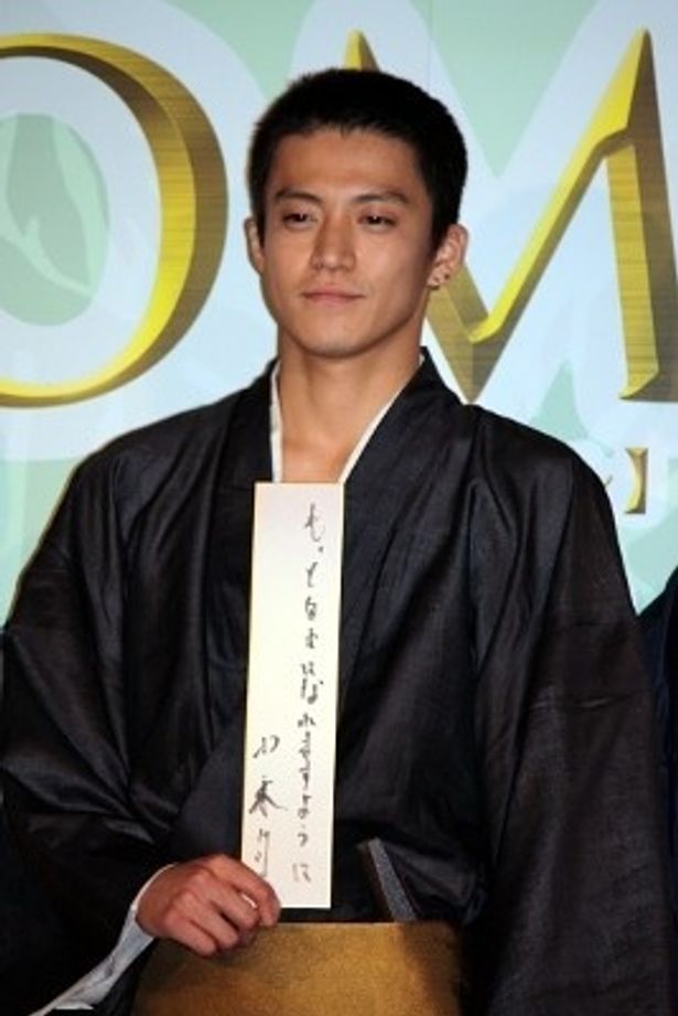 『TAJOMARU』の舞台挨拶では坊主頭で七夕の短冊に自分の生き方を提示していた小栗旬