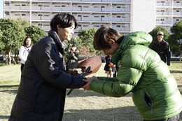 クランクアップ時の野村周平と深川栄洋監督