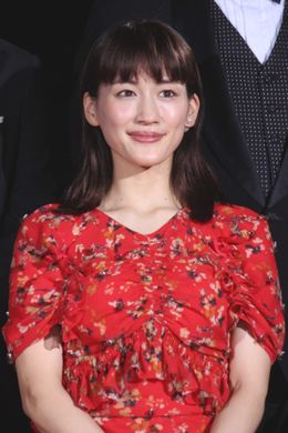 綾瀬はるか、岡田准一の無茶ぶりにも笑顔！