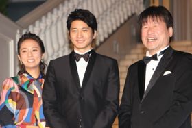 向井理、木村文乃、佐藤二朗が正装で登壇