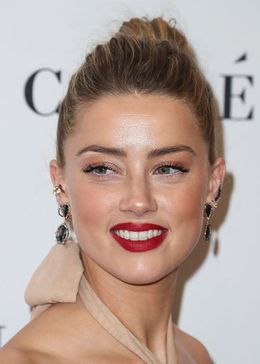 アンバーがハリウッドで行われたイベントに大胆ドレス姿で登場？