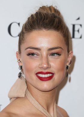 アンバーがハリウッドで行われたイベントに大胆ドレス姿で登場？