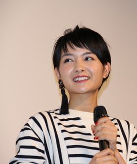 映画「ホラーの天使」で主演を務める葵わかな、ベリーショートになって公の場に初登場