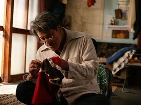 すっかりおじいちゃん姿のアントニオ猪木。丸まった背中に哀愁を感じる