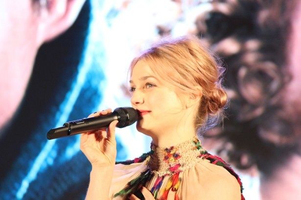 ティナの妹・クイニ―を演じたアリソン・スドル