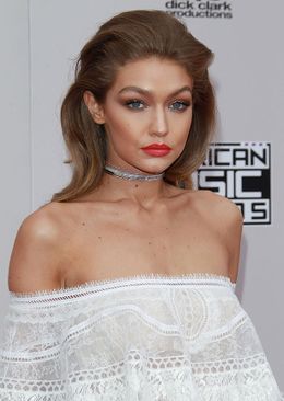 モデルのジジ・ハディッドがイベントで司会を務めた