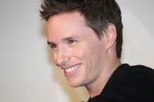 日本への感謝の言葉を述べたエディ・レッドメイン