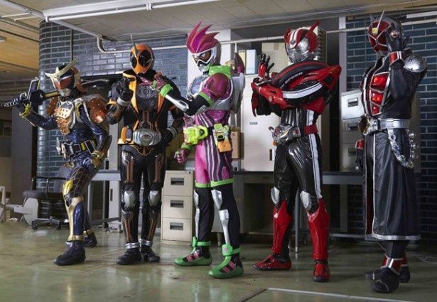 5人の仮面ライダーが豪華共演！