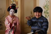 俳優でもある井口監督だけに、芸者の仕草の見本も、ほら、この通り！