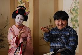 俳優でもある井口監督だけに、芸者の仕草の見本も、ほら、この通り！