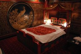 まるで中国の皇帝の寝所のような豪華な造りのラブホテル