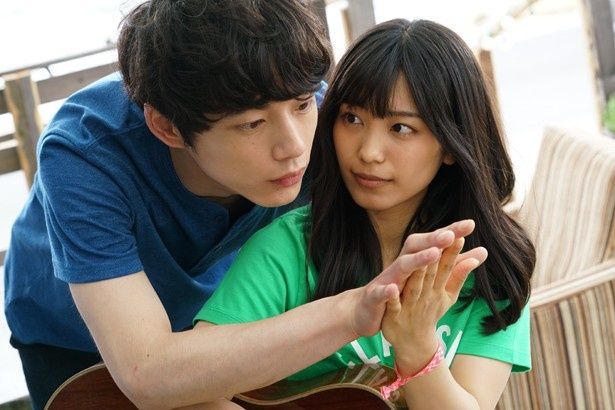 【写真を見る】坂口健太郎のさり気ないスキンシップに胸キュン！