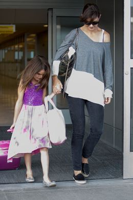 感謝祭当日も父トムに会えず、寂しそうな様子をパパラッチされたスリ