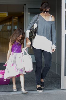 感謝祭当日も父トムに会えず、寂しそうな様子をパパラッチされたスリ