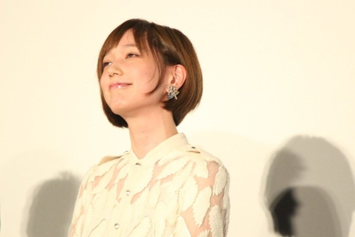 本田翼　谷間 本田翼、生田斗真のおっぱいを揉んでエナジーチャージ!?｜最新の映画ニュースならMOVIE WALKER PRESS