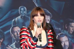 『ローグ・ワン/スター・ウォーズ・ストーリー』のイベントに登場したフェリシティ・ジョーンズ