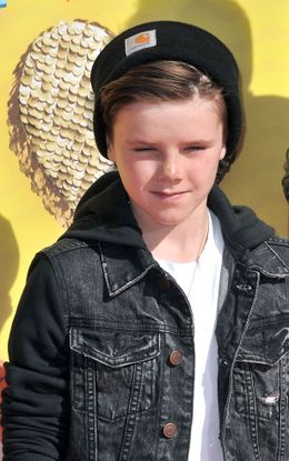 クルス・ベッカムがクリスマスソングで歌手デビューを果たす