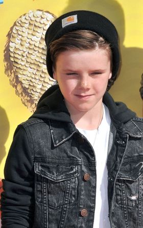 クルス・ベッカムがクリスマスソングで歌手デビューを果たす