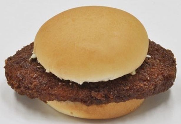 特大コロッケが豪快に“はみ出て”ます！「ビッグコロッケバーガー」（278円）