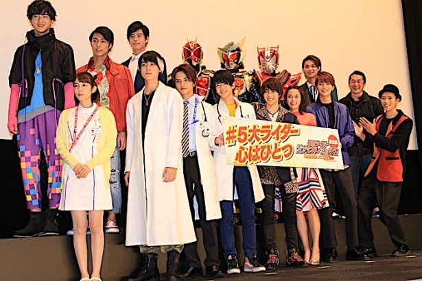 【写真を見る】仮面ライダーエグゼイドとゴーストが揃い踏み！にぎやかな舞台挨拶の様子はこちらから