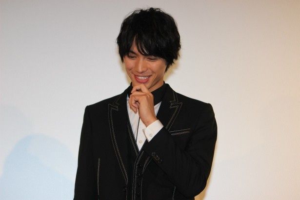 アンケート結果にうなずく福士蒼汰