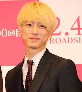 坂口健太郎の金髪姿に会場からも大歓声