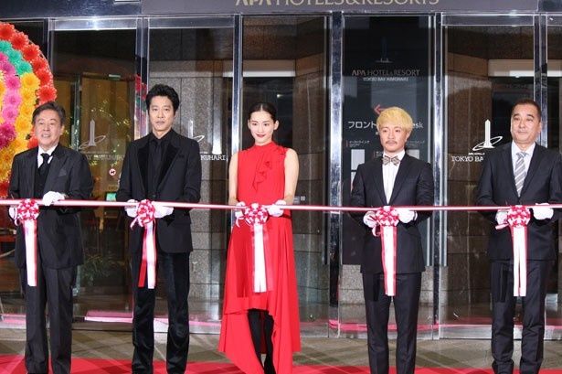 綾瀬はるか、堤真一、濱田岳、風間杜夫、鈴木監督が出席