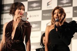 ミラ・ジョヴォヴィッチとローラがプレミアに登壇