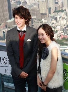 井上真央と岡田将生が展望台で笑顔で会見