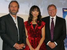 右からロバート・ゼメキス監督、モデル・女優の杏、製作のスティーブ・スターキー