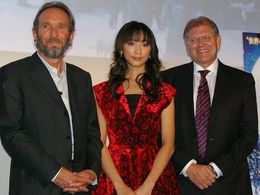 右からロバート・ゼメキス監督、モデル・女優の杏、製作のスティーブ・スターキー