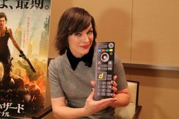 ミラ・ジョヴォヴィッチも大きなリモコンを持って「ぼとぼとゾンビ」をアピール！