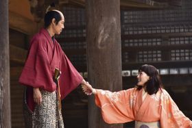 着物姿の綾瀬はるかと堤真一が仲良く(？)手つなぎ！