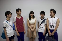 「14の夜」に出演する浅川梨奈と“イカ臭い”男子役の少年たち