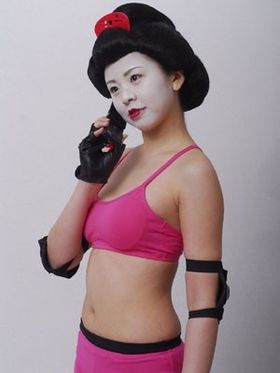 ミスロボゲイシャ・グランプリの村田唯。強烈なピンク水着姿を大胆に披露！