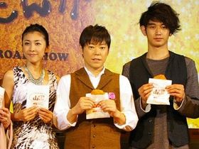 竹内結子★堺雅人★出演★DVD3枚セット 映画のプレミアで、堺雅人、竹内結子らの目前で銃撃戦が勃発
