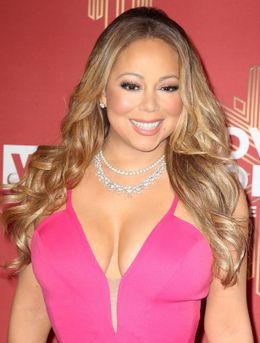 マライアがクリスマス休暇中に下着姿のセルフィーを投稿して話題に