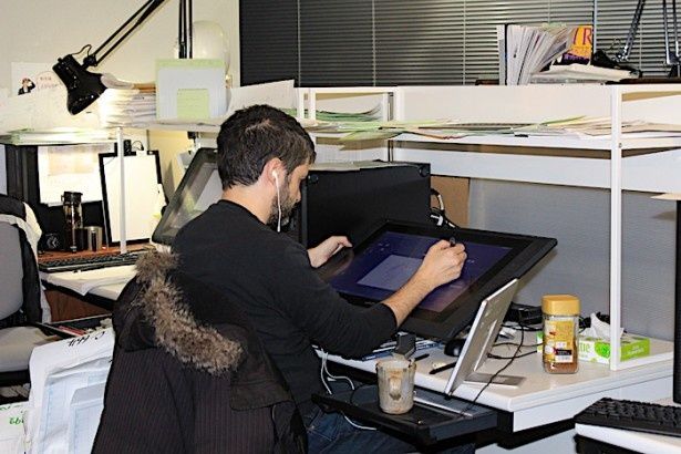 タブレットに向かって作業中