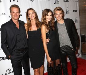 シンディ・クロフォードは一家そろって美形揃いだと称賛されている