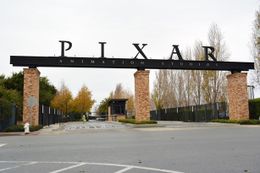 カリフォルニア州エメリービルに立つ、ピクサー本社の正門